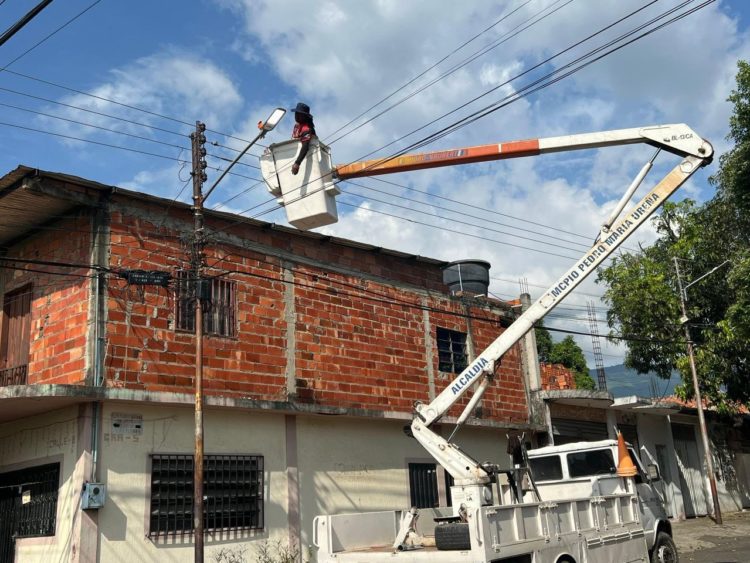 Habitantes de municipio fronterizo de Ureña favorecidas con instalación de luminarias Led