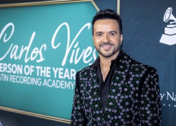 Luis Fonsi recuerda que su carrera comenzó sin presupuesto «y tocando puertas»