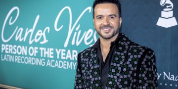 Luis Fonsi recuerda que su carrera comenzó sin presupuesto «y tocando puertas»