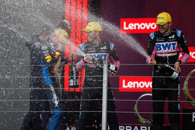 El neerlandés Max Vertapeppen (i) de Red Bull, primer lugar, el francés Esteban Ocon (c) de Alpine, segundo lugar, y el francés Pierre Gasly (d) de Alpine, tercer lugar, celebran en el podio del Gran Premio de Sao Paulo de la Fórmula Uno este domingo, en el circuito de Interlagos en Sao Paulo (Brasil). EFE/ Isaac Fontana