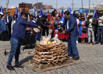 Arce celebra con un ritual ancestral nuevo liderazgo oficialista que reemplaza a Morales