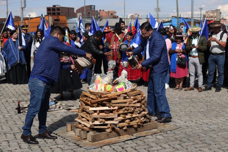 El presidente de Bolivia, Luis Arce (d)  y el presidente del MAS, Grover Garcia (i), participan en un ritual ancestral a la 'Pachamama' este jueves en El Alto (Bolivia). EFE/ Luis Gandarillas