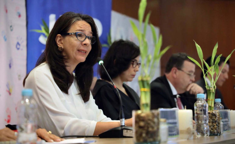 Fotografía cedida por la Jurisdicción Especial para la Paz (JEP) de la magistrada de la Sala de Reconocimiento de Verdad, de Responsabilidad y de Determinación de los Hechos y Conductas, Catalina Díaz Gómez (i), durante una rueda de prensa en Bogotá (Colombia). EFE/JEP