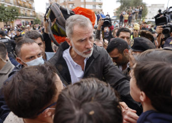 La indignación popular salpica de barro a los reyes de España y a dirigentes políticos