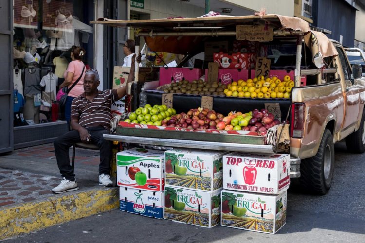 Fotografía del 30 de octubre del 2024 que muestra un vendedor informal de frutas en Caracas (Venezuela).EFE/ Miguel Gutierrez