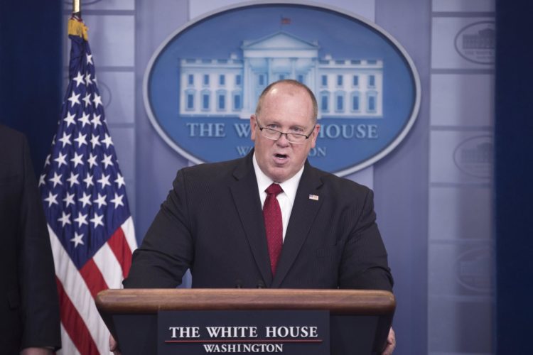 Fotografía de archivo fechada el 28 de junio de 2017, del director interino de Inmigración y Aduanas Thomas Homan hablando sobre las políticas de inmigración de la Administración Trump durante una conferencia de prensa en la sala de prensa James Brady de la Casa Blanca en Washington (EE.UU.). EFE/Michael Reynolds