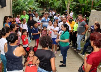 Casa a casa alcaldesa Angie Quintana atendió solicitudes sociales en La Beatriz