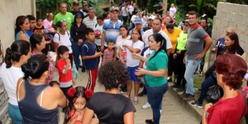 Casa a casa alcaldesa Angie Quintana atendió solicitudes sociales en La Beatriz