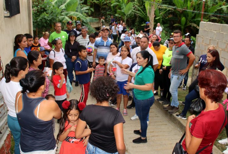 Alcaldesa  escucha los requerimientos del pueblo