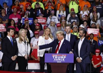 EE.UU. vota en unos comicios insólitos por intentos de asesinato, dimisiones y condenas