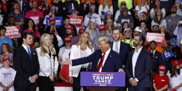 EE.UU. vota en unos comicios insólitos por intentos de asesinato, dimisiones y condenas