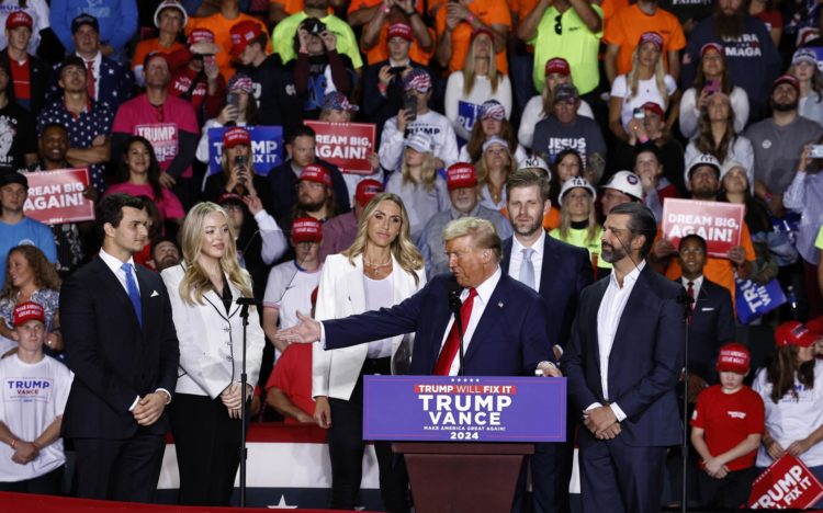 El candidato presidencial republicano y expresidente de EE.UU. Donald Trump habla frente a miembros de la familia (de izquierda a derecha) Michael Boulos, Tiffany, Laura, Eric y Donald Trump Jr. durante un mitin de campaña en Grand Rapids, Michigan, EE. UU., el 04 de noviembre de 2024. EFE/EPA/Cj Gunther