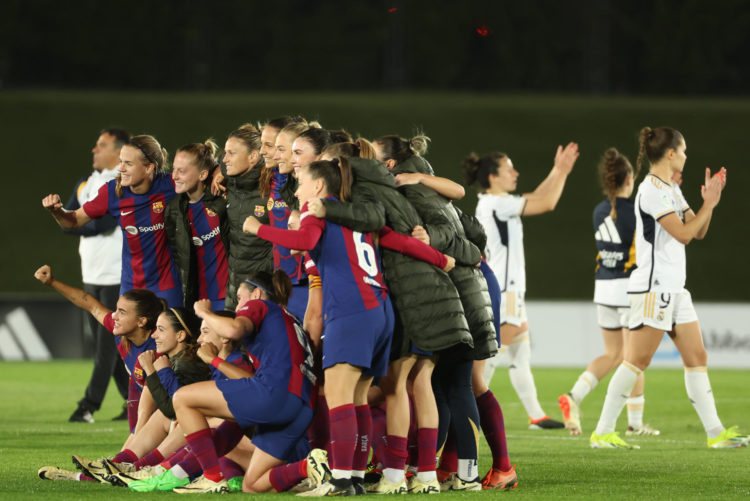 Las jugadoras del Barça celebran su triunfo por 0-3 ante el Real Madrid en el encuentro de la jornada 21 de Liga F, en el estadio Alfredo Di Stéfano en Madrid, en una foto de archivo. EFE/Kiko Huesca