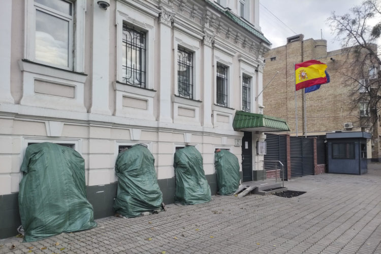 La embajada de España en Kiev anunció este miércoles que no prestará servicios presenciales durante la jornada, debido al riesgo aumentado de que se produzcan ataques aéreos en toda Ucrania, según anunció la legación diplomática en un correo enviado a los españoles residentes en Ucrania. La embajada española sigue atendiendo a través del correo electrónico. El anuncio llega poco después de que la embajada de EE.UU. cerrara temporalmente al haber recibido información sobre potencial un ataque aéreo significativo el 20 de noviembre. EFE/ Marcel Gascón