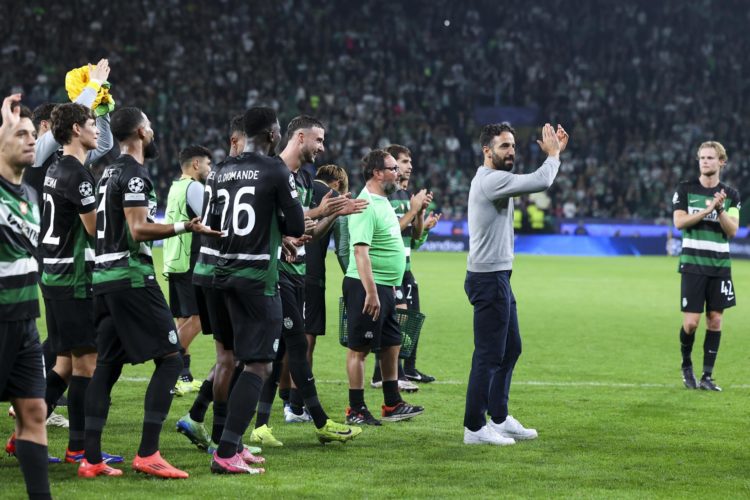 Ruben Amorim celebra con sus jugadores la victoria del Sporting de Portugal contra el Manchester City en la Liga de Campeones. EFE/EPA/JOSÉ SENA GOULÃO