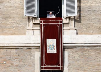 El papa pregunta: «¿Habéis rezado por Valencia?, ¿habéis pensando en dar alguna ayuda?»