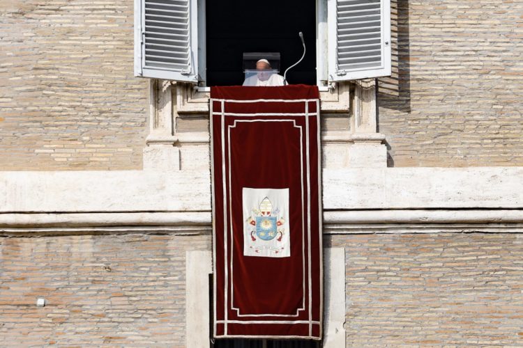 Ciudad del Vaticano.- El papa Francisco reiteró este domingo su cercanía a los habitantes de Valencia (España) que "están afrontando las consecuencias de las inundaciones" y preguntó a los fieles si habían rezado por Valencia y se habían pensado en dar alguna ayuda, durante el rezo del ángelus asomado a la plaza de San Pedro. EFE/EPA/FABIO FRUSTACI