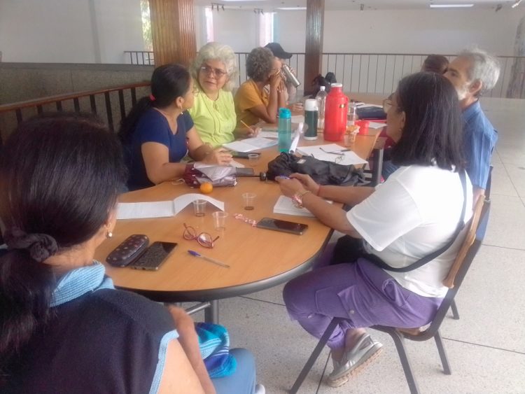 Organizando detalles para la gran feria de emprendimiento