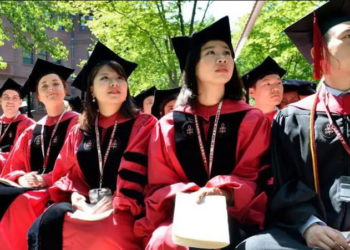 Los mensajes de advertencia que las universidades de EE UU están enviando a sus estudiantes extranjeros para que regresen al país antes de que asuma Trump