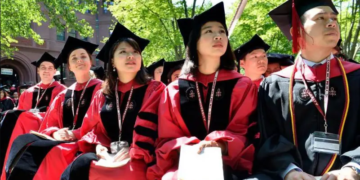 Los mensajes de advertencia que las universidades de EE UU están enviando a sus estudiantes extranjeros para que regresen al país antes de que asuma Trump