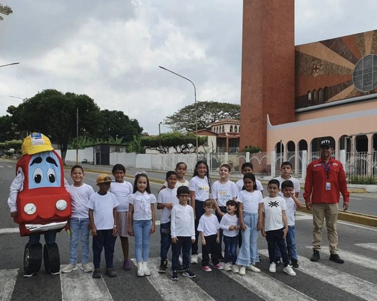 Campaña Conciencia Ciudadana en El Vigía busca mejorar la convivencia 
Yanara Vivas SNTP 6961 /CNP 16770
La “Campaña Conciencia Ciudadana”,  iniciada hace 3 años aproximadamente por  Mafalda Benardini a través de su perfil en Instagram Yo Soy Vigía, busca hacer de la ciudad de El Vigía, municipio Alberto Adriani del estado Mérida,  un mejor lugar para vivir.
Han sido tres años donde quienes estan acostumbrados a pisotear los derechos de los demás han denigrado, no solo de Mafalda, sino también de quienes se han sumado a esta campaña. Incluso fue acusada de aspiraciones políticas por defender sus derechos ciudadanos sin pelos en la lengua, ni adornos diplomáticos para ganar indulgencias, o votos. 
A la campaña se han sumado escuelas, padres, representantes y ciudadanos que han  entendido que el respeto a las normas, en este caso a las normas de tránsito, es construir las bases del país que todos deseamos y merecemos,  y que solo formando en valores ciudadanos a los niños, se forman ciudadanos de bien.
En los últimos días, mientras realizan sus jornadas con grupos de niños en las calles de la ciudad, han sido nuevamente  irrespetado, pero que tilden de “loca” a Mafalda no es nuevo. Y es que, sí, es cierto, “Mafalada está loca, pero por ver a El Vigía como una ciudad modelo donde la calidad de vida, solo se vea afectado por el calor típico de la zona”.
Ojalá muchos más ciudadanos y hasta los políticos sufrieran ese tipo de locura con crisis exacerbadas de ciudadanía, donde “sin dinero, sin presupuesto, sin apoyo de fundaciones benéficas” se construya la Venezuela bonita donde quienes han migrado quieran volver.
En la Campaña Conciencia Ciudadana  los niños enseñan a los adultos  valores ciudadanos