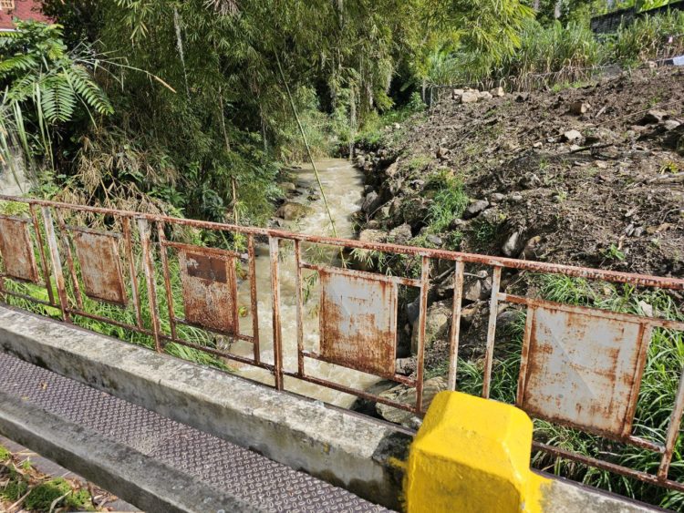 Movimiento  de tierra resta cauce a la quebrada en Lumonty, Mérida