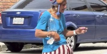 Mujer en situación de calle muestra conductas agresivas en Mérida