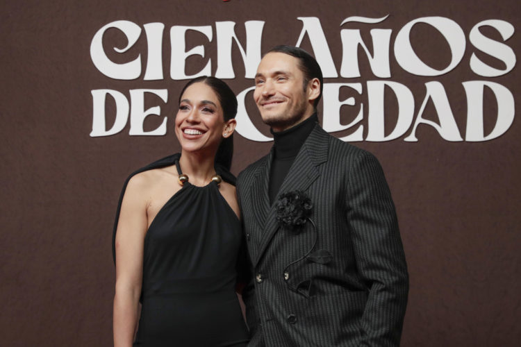 El actor colombiano Claudio Cataño (d) posa junto a su novia, la actriz María del Rosario Barreto (i) en la alfombra roja durante la presentación de la serie de Netflix 'Cien años de soledad', este lunes en Bogotá (Colombia). EFE/ Carlos Ortega