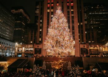 El árbol del Rockefeller se ilumina en Nueva York al ritmo de Thalía y Kelly Clarkson