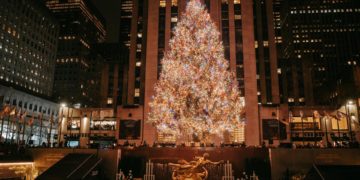 El árbol del Rockefeller se ilumina en Nueva York al ritmo de Thalía y Kelly Clarkson