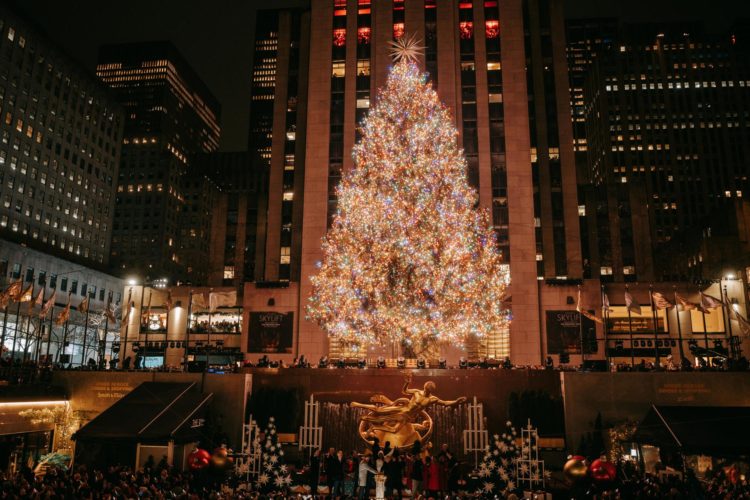 El árbol de Navidad del Rockefeller Center se enciende por primera vez esta temporada durante la ceremonia anual de encendido en Nueva York. EFE/EPA/OLGA FEDOROVA