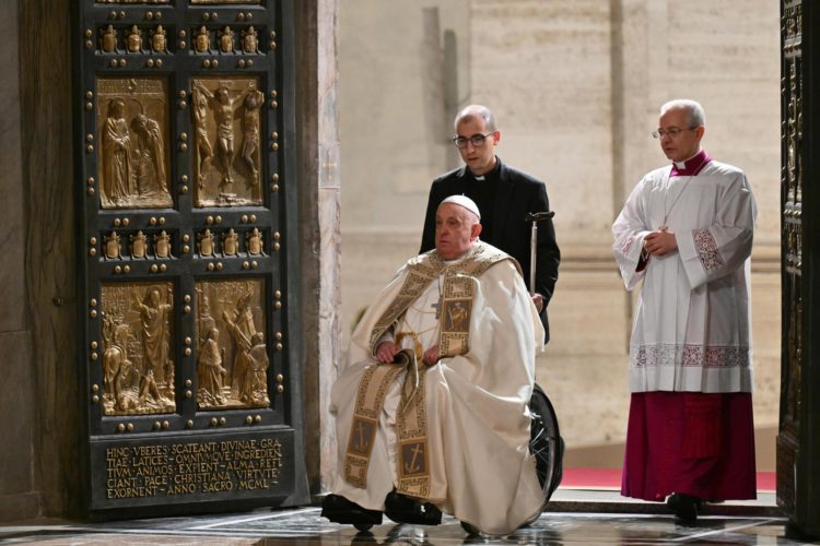 Imagen del papa Francisco en la Puerta Santa de la Basílica de San Pedro en el Vaticano. EFE/EPA/Alberto Pizzoli / POOL