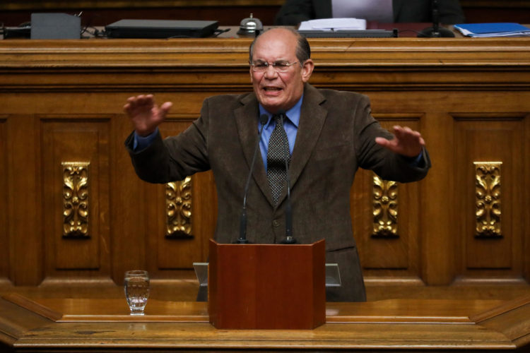 Fotografía de archivo del antichavista Omar González, durante una sesión especial del Parlamento el 21 de agosto de 2018, en Caracas (Venezuela). EFE/Cristian Hernández