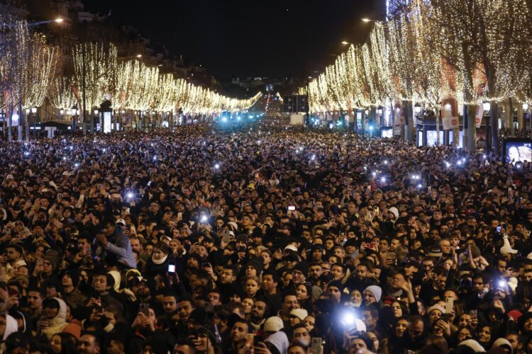 La celebración de la Nochevieja en los Campos Eliseos de París en 2023. EFE/EPA/YOAN VALAT