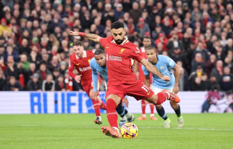 El delantero Mohamed Salah, del Liverpool, logra 2-0 durante el partido de la Premier League que han jugado Liverpool y Manchester City en Liverpool, Reino Unido. EFE/EPA/ADAM VAUGHAN