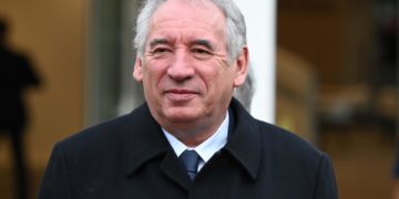 Macron opta por su aliado centrista Bayrou como nuevo primer ministro