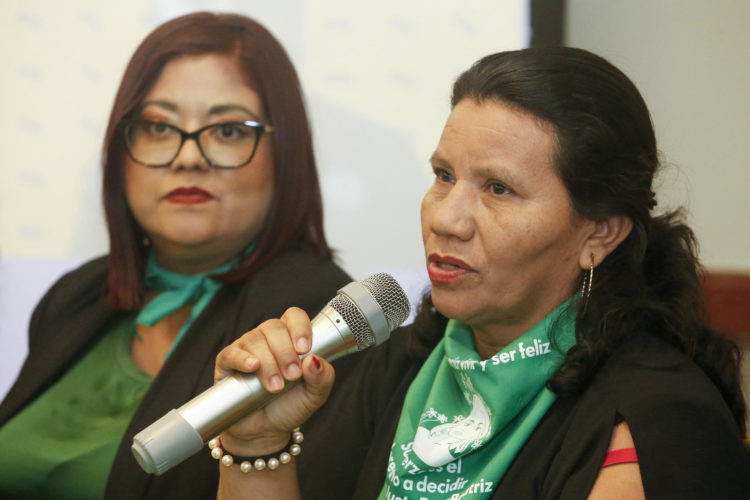 Delmy Cortéz habla durante una conferencia este viernes, en San Salvador (El Salvador). EFE/ Javier Aparicio