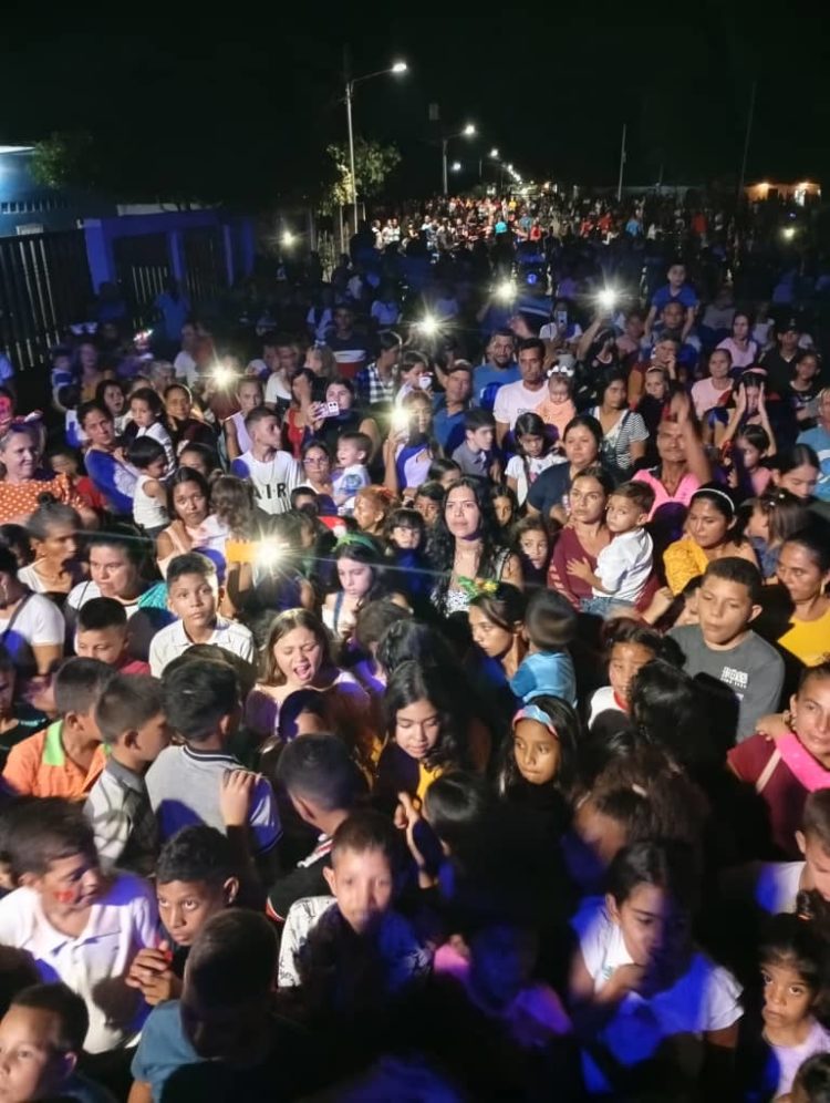  Masiva asistencia en el encendido de luces de  navidad en el Veintitrés.