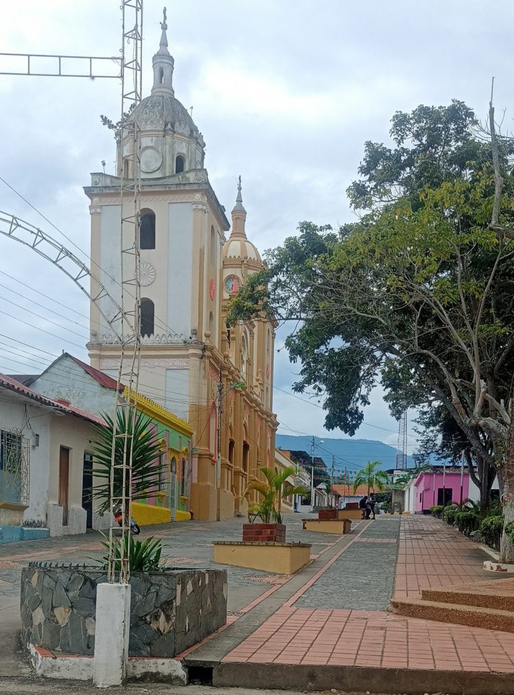 Treinta años del Bulevar Benito Salillas entre el templo San Juan Bautista y la plaza Bolívar de Betijoque.