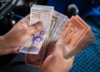 El dólar oficial llega a los 51 bolívares y sigue la caída de la moneda local