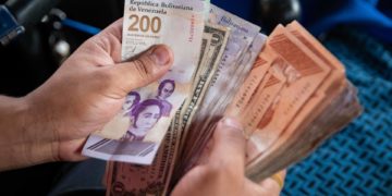 El dólar oficial llega a los 51 bolívares y sigue la caída de la moneda local