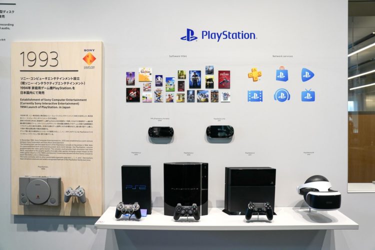 Videoconsolas de PlayStation, títulos de software y otros servicios en red en la sede de la compañía Sony en Tokio, el 3 de diciembre de 2024. EFE/EPA/CHRISTOPHER JUE