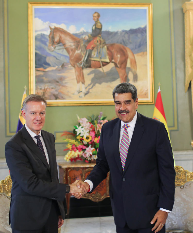 Fotografía cedida que muestra al presidente venezolano Nicolás Maduro (d) saludando a Álvaro Albacete, nuevo embajador del España en Venezuela, durante la presentación de credenciales este lunes en Caracas (Venezuela). EFE/ Prensa Miraflores