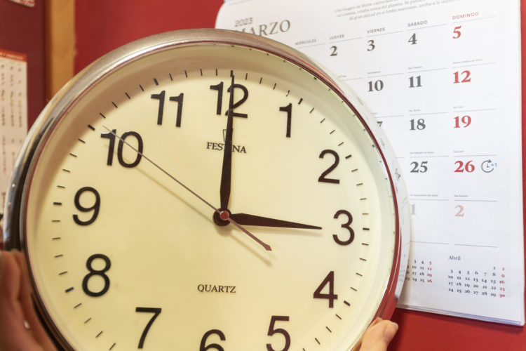 Fotografía de archivo de un reloj y un calendario en el mes de marzo, cuando se hace el cambio al denominado horario de verano. EFE/Javier Belver