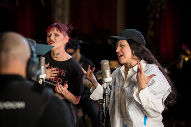 Fotografía sin fecha cedida por los Latin Grammy donde se observa a la cantante chilena Mon Laferte (d), junto a la cantante mexicana Bruses, durante la grabación del proyecto 'Sessions: 25 años'. EFE/ Latin Grammy