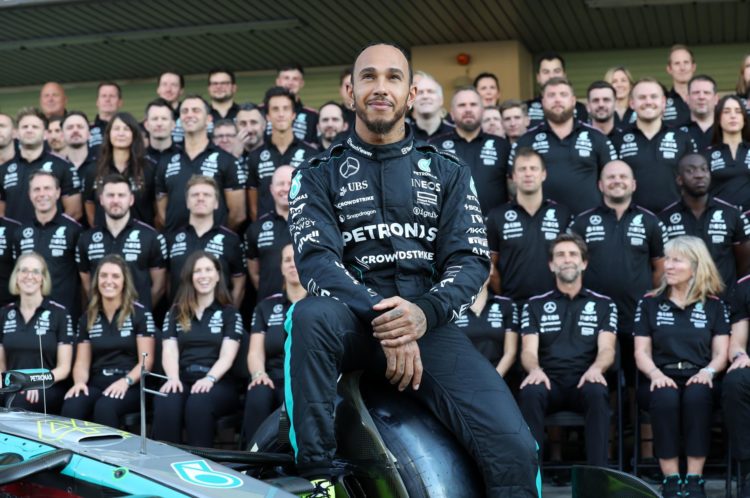 El inglés Lewis Hamilton, séptuple campeón mundial de Fórmula Uno, que disputa este fin de semana en el Gran Premio de Abu Dabi su última carrera con Mercedes -con la que ganó seis de sus títulosAbu Dhabi (United Arab Emirates). EFE/EPA/ALI HAIDER