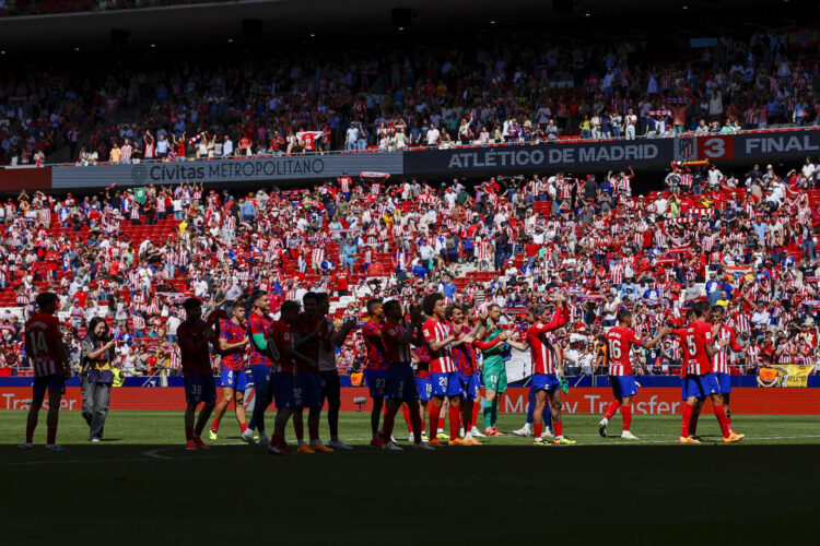 Los jugadores del Atlético de Madrid saludan a la afición en una foto de archivo. EFE/ Rodrigo Jiménez