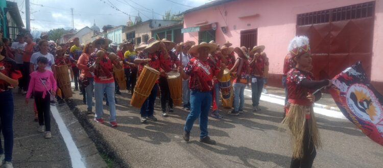 La mañana del 25 los seguidores de la fiesta con destino al Cementerio local.