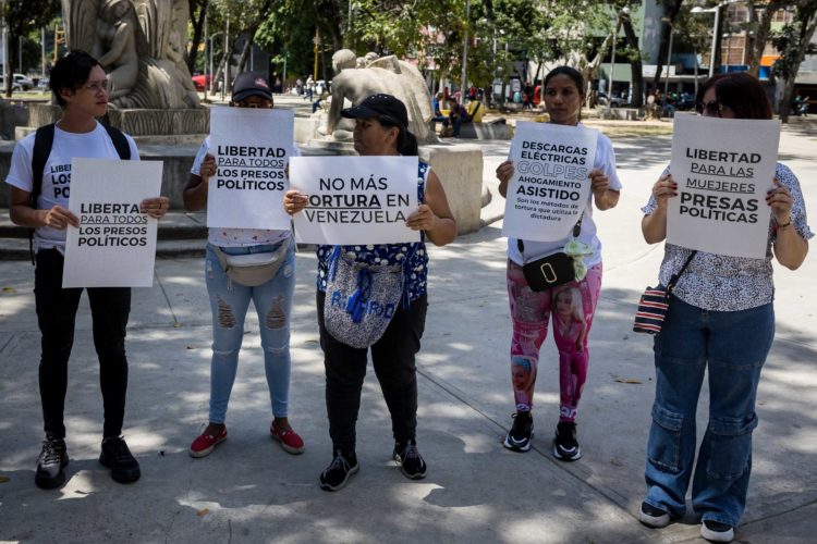 Fotografía de archivo de familiares de detenidos después de las elecciones protestan cerca a la sede principal del Ministerio Público, en Caracas. EFE/ Miguel Gutiérrez