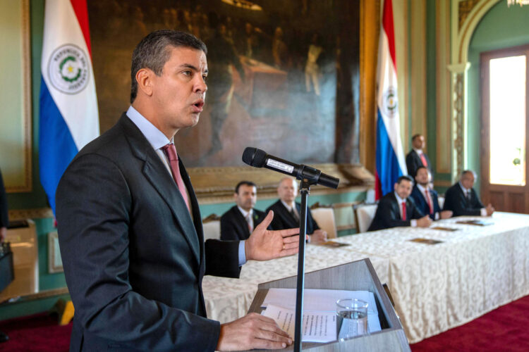 Fotografía cedida este jueves por la Presidencia de Paraguay del presidente Santiago Peña, hablando durante el acto de promulgación de la ley que aumenta las penas a abusadores de niños, en el Palacio de López, en Asunción (Paraguay). EFE/Presidencia de Paraguay /